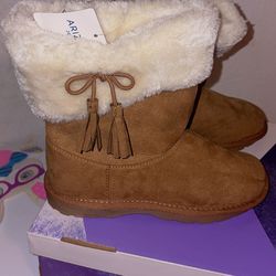 NEW -   Boots size 3  for little girl