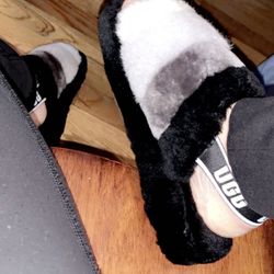 BLACK UGG SLIDES 