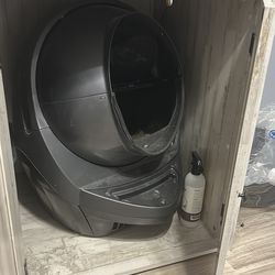 litter robot with enclosure