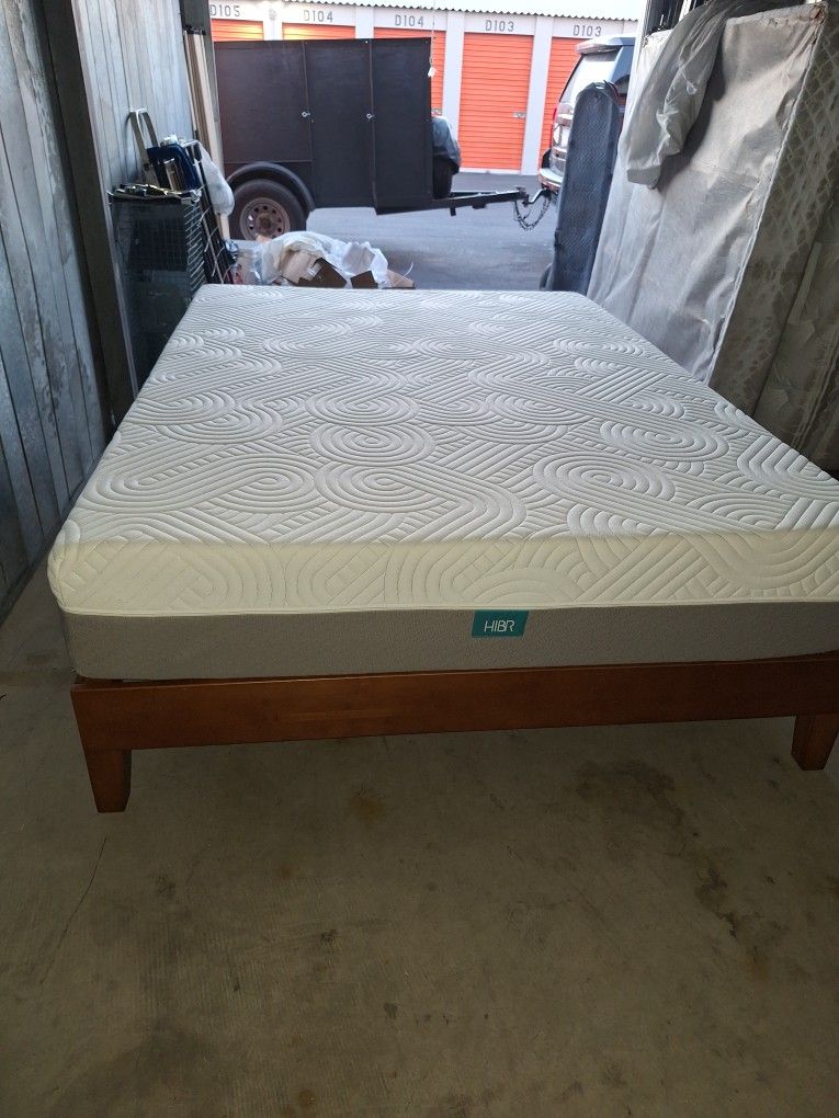 QUEEN SIZE BED WITH WOOD FRAME