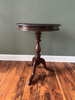 Dark Wood Round Pedestal Table