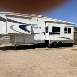 2007 Keystone Challenger Triple Slide Out Good Condition