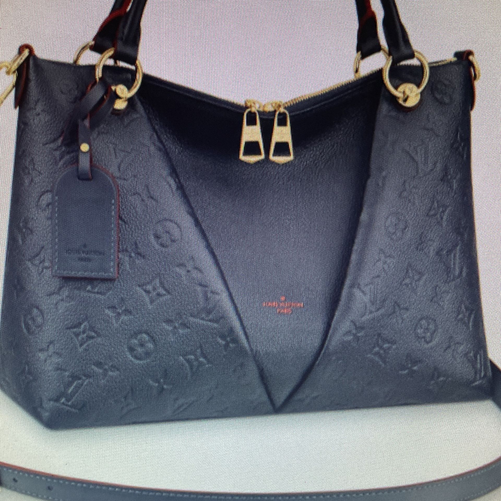 Louis Vuitton V Tote MM