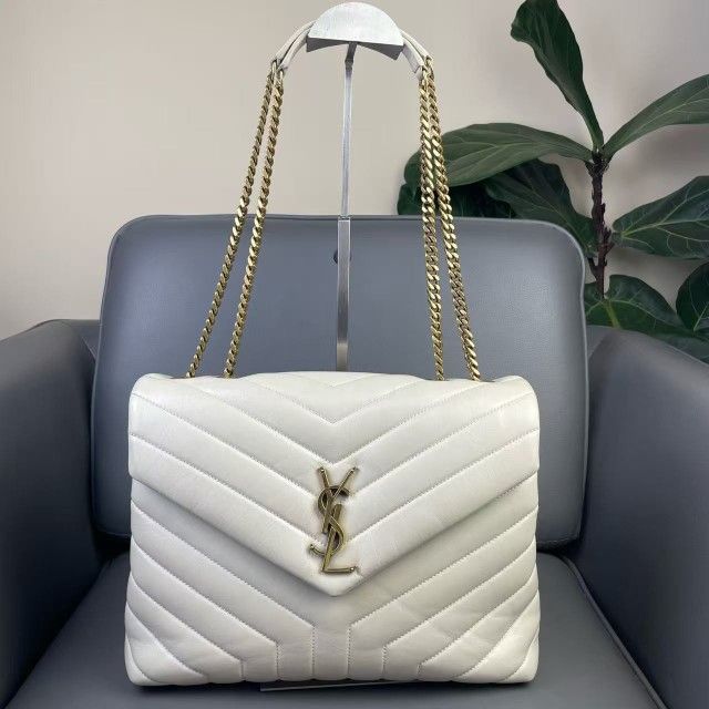 Stylish White Shoulder Bag, Elegant Design, Versatile Essential
