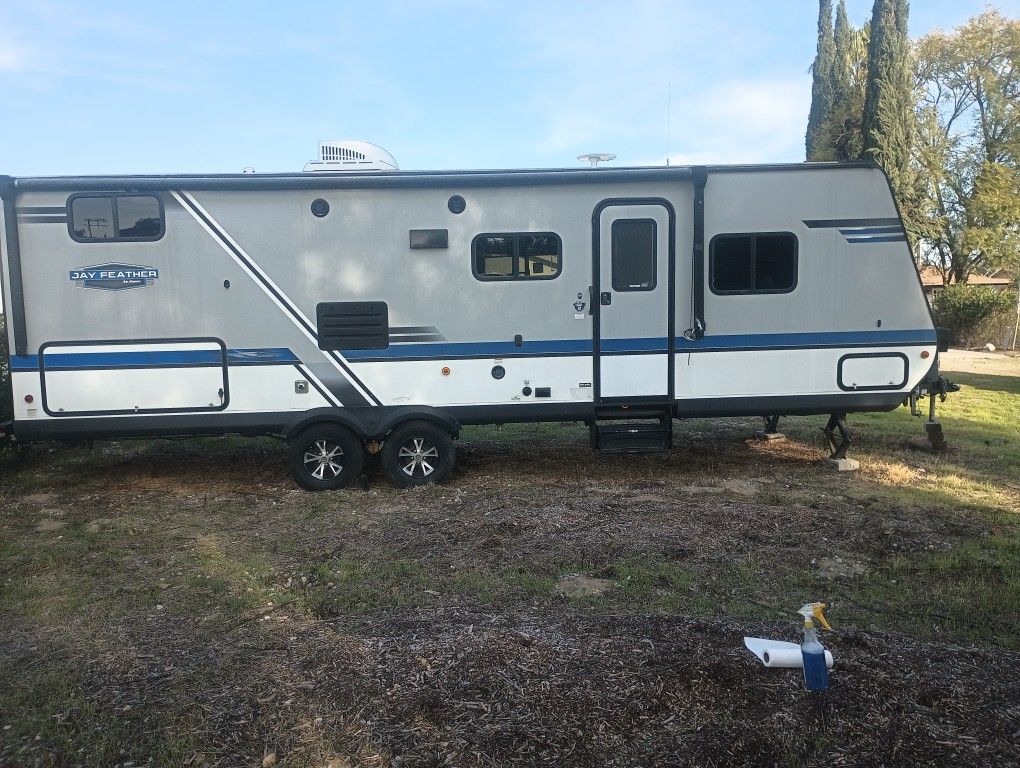 2018 25ft Jayco Feather BH
