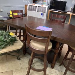 Table With 4 Chairs 