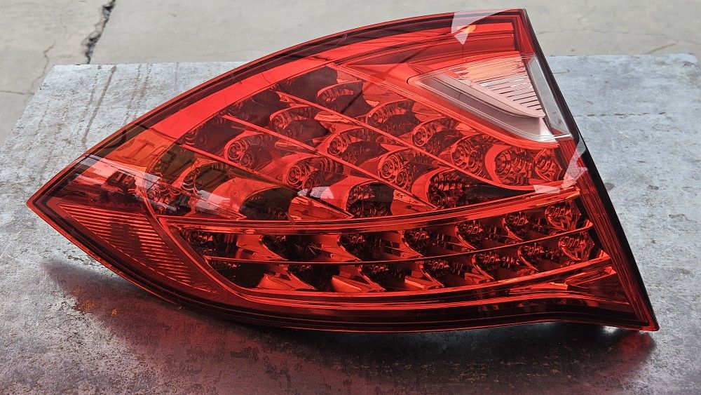 2011-2014 Porsche Cayenne 958 Driver Side Left Side OEM Tail Lighte  Lamp 