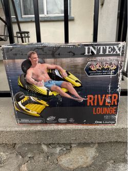 Pool/River Lounge