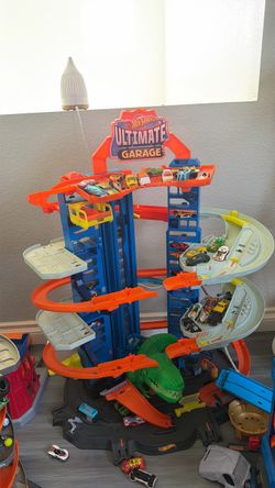 Hot wheels ultimate garage