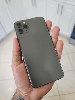 📱Unlocked Iphone 11 pro max 64gb Used excellent conditions (price is firm) 

