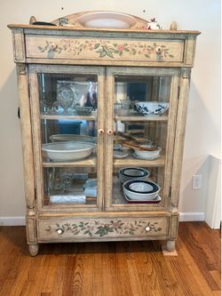 Sideboard hutch