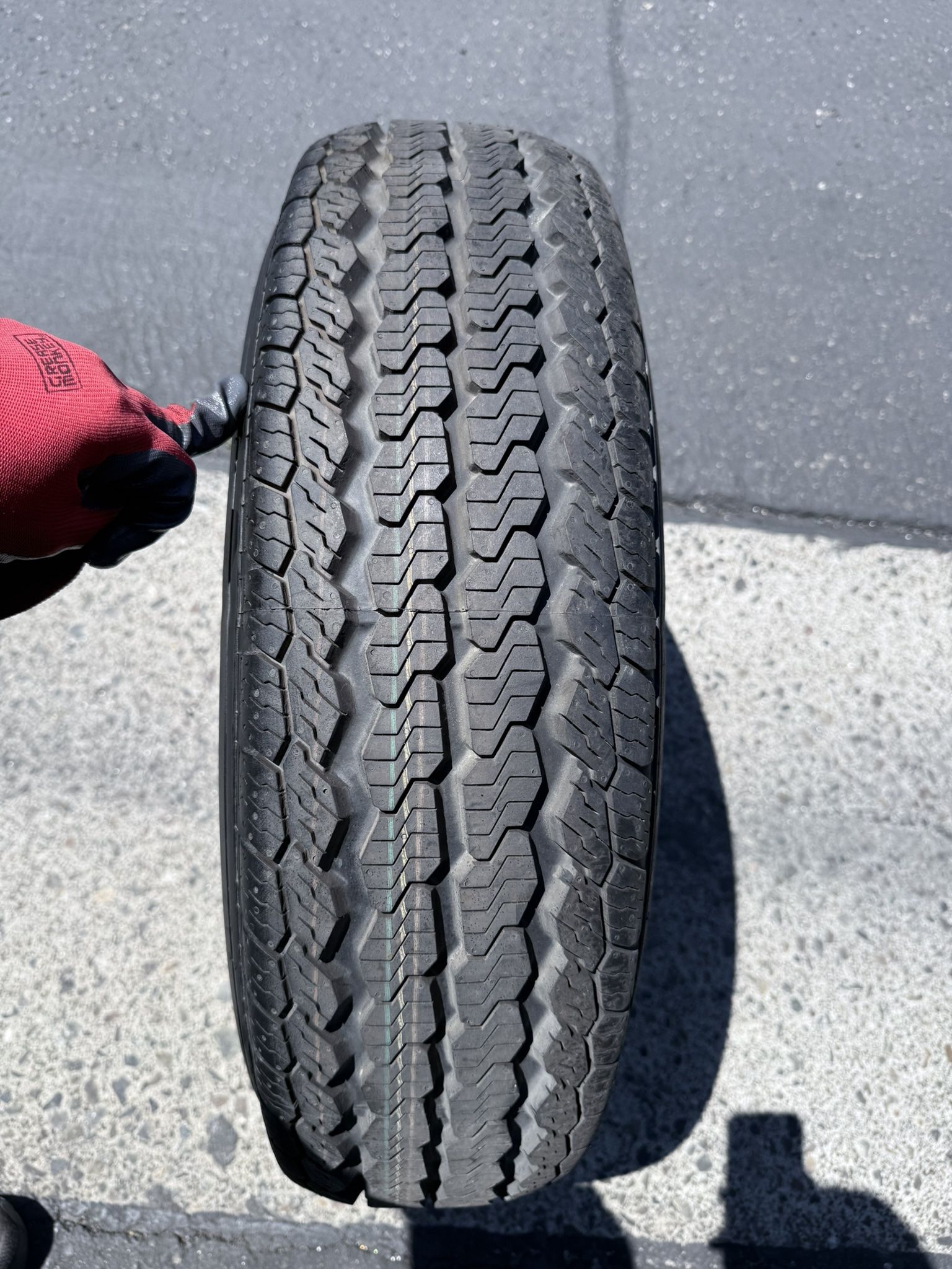 (ONLY 1) 215/85R16 Continental Tire