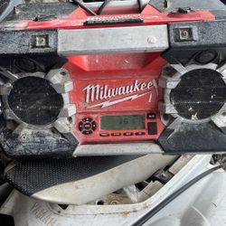 Milwaukee Jobsite Radio / 12v /18v / Plug Or Battery Charger