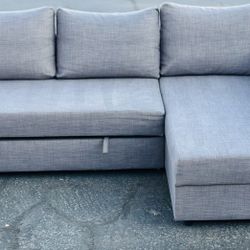 Beautiful Sofa, Couch Sectional ( Delivery Available)