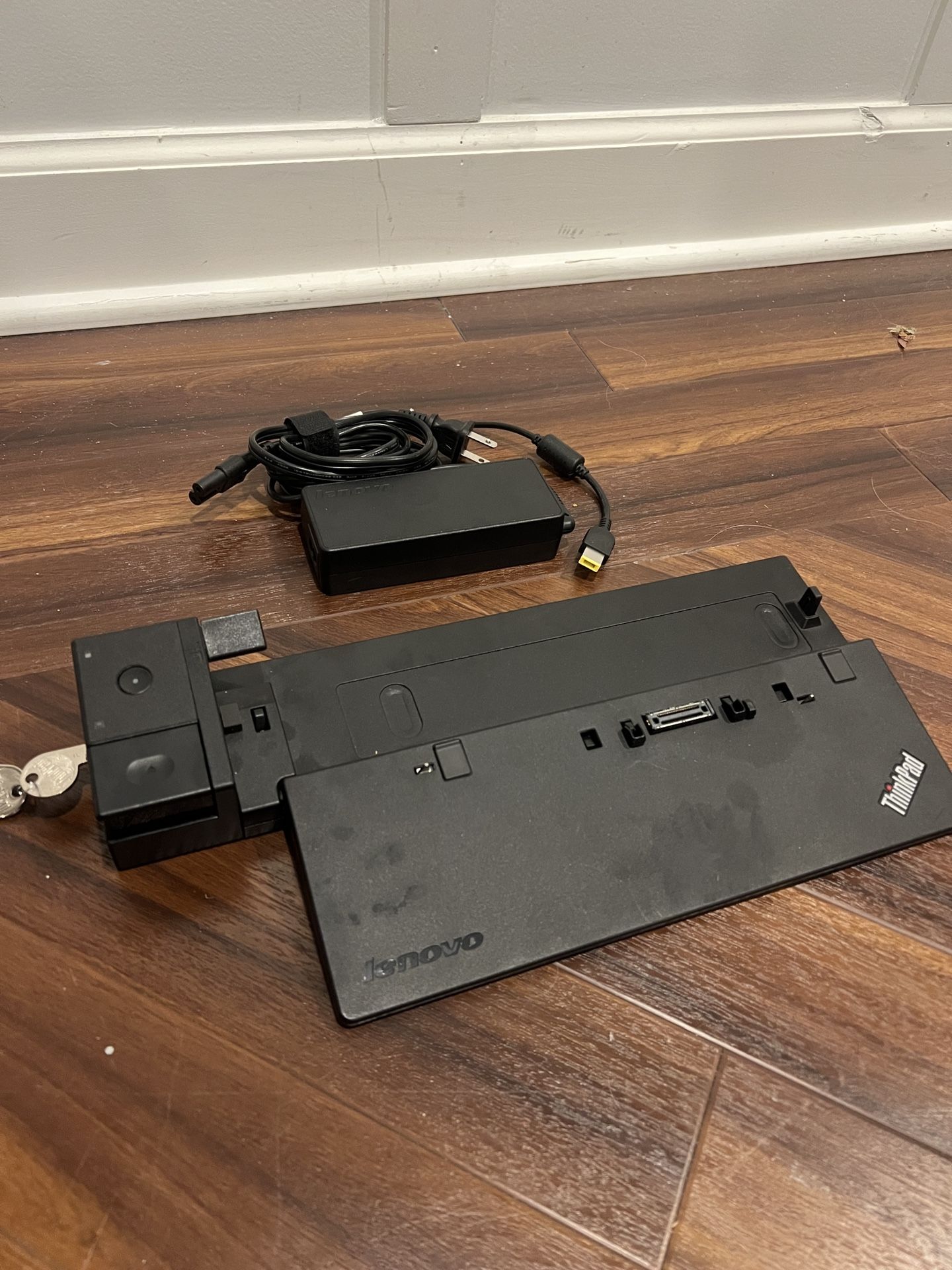 Lenovo ThinkPad Ultra Dock and 90w AC Adapter