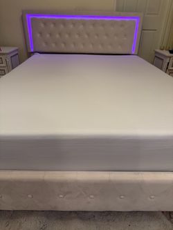 Queen bed farm with mattress and 2 night stands