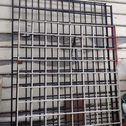 Es Commercial Grid Wall Panels. & 2x 6 Ft Great Condiciones  Son 2 Negras  & 1 Blanca  &2x5/1 Ft Por$15dolls