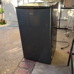 Midea 3ft Mini Fridge 