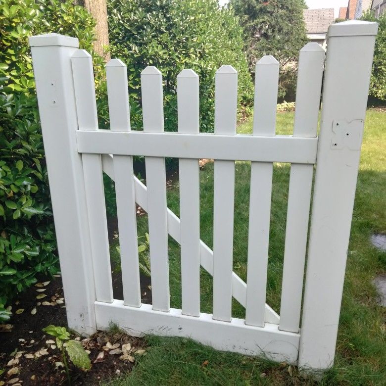 Vinyl Gate Fence