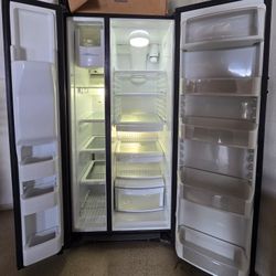 GE Side By Side Refrigerator In Great Condition 23.2 CU FT Fridgerator 