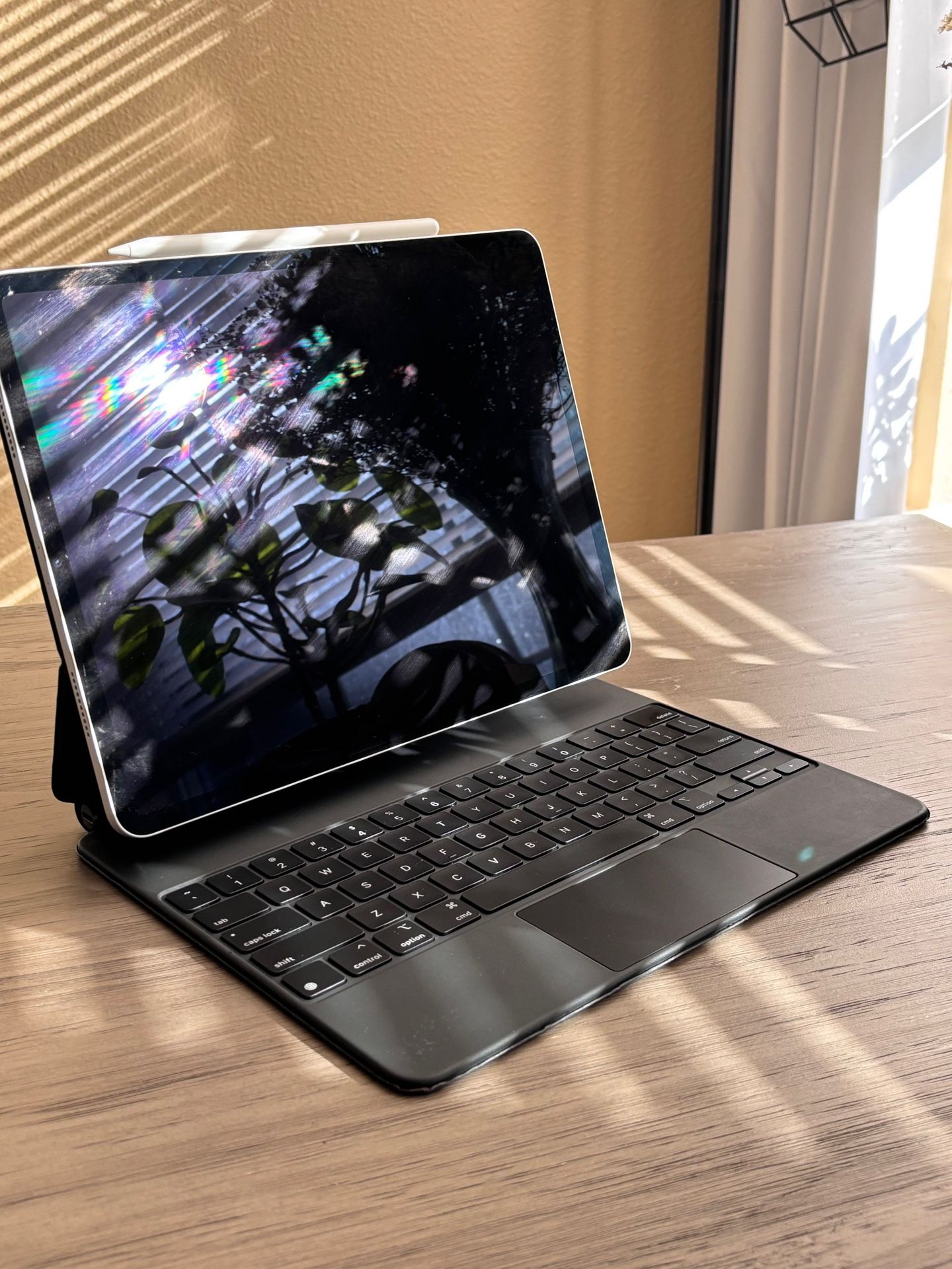 iPad Pro 12.9” (6th Gen) – 512GB + Magic Keyboard + Apple Pencil – Excellent – Private Seller