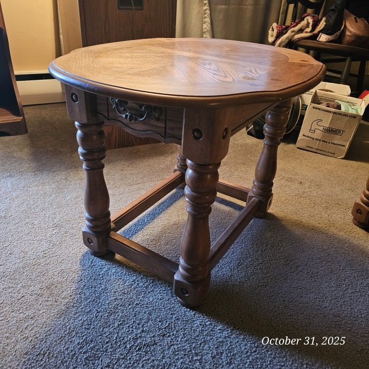 Solid Wood End Table β Classic Turned Leg Design