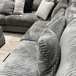 💝Lindyn6-Piece Sectional with Chaise
Ashley Furniture$20 Down Payment and delivery available 
