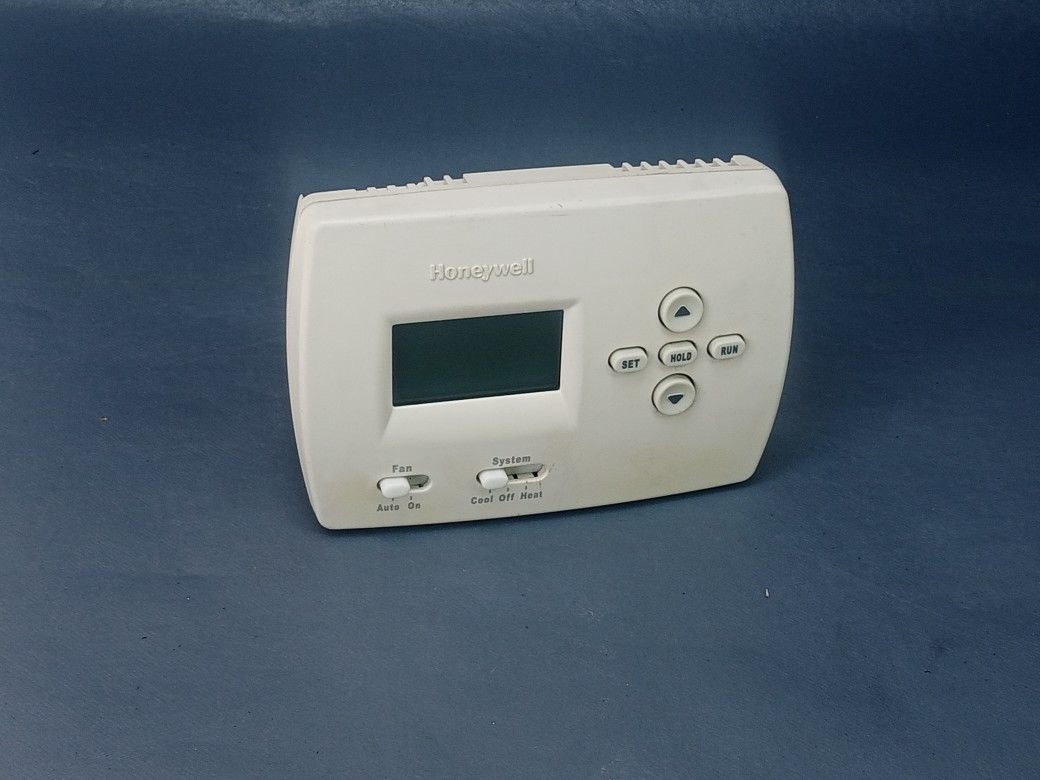 PRO 5-2 Programmable Thermostat for Heat/Cool Systems. 1 Pack
