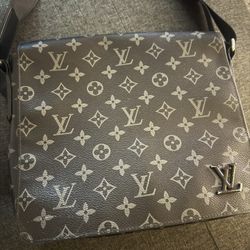 Louis vuttion bag authentic  ( send offers)