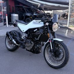 2023 Husqvarna Svartpilen 401
