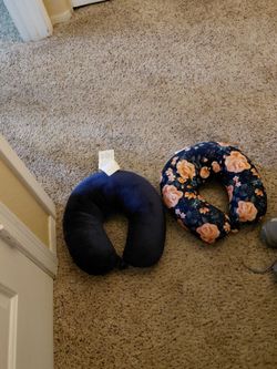 2 neck pillows