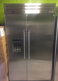 Beautiful stainless Steel Viking Fridge