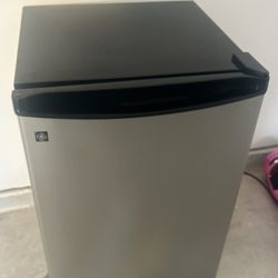 GE Mini Fridge 