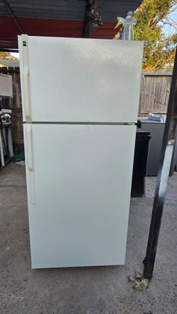Apartment Top-Freezer Refrigerator