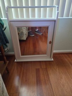 Bathroom medicine cabinet