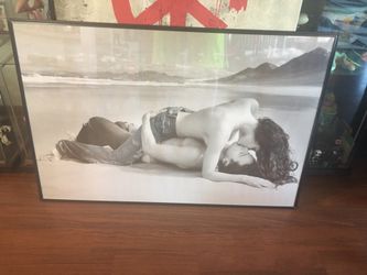 Romantic beach kiss framed poster. (Large)