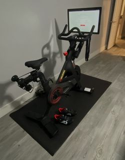 2020 Peloton Bike – Excellent Condition – Accessories Included
