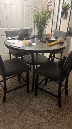 Couch and loveseat/ table