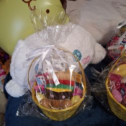 Handmade Easter Basket – Palm Pals Plush, Burt’s Bees & Candy 🐰
Handmade Easter basket created by my daughter. She put these together herself and al