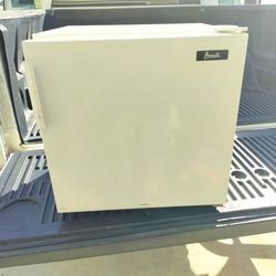 Avanti 1.7 Cu. Ft. Compact Mini Fridge - White (Works Great)