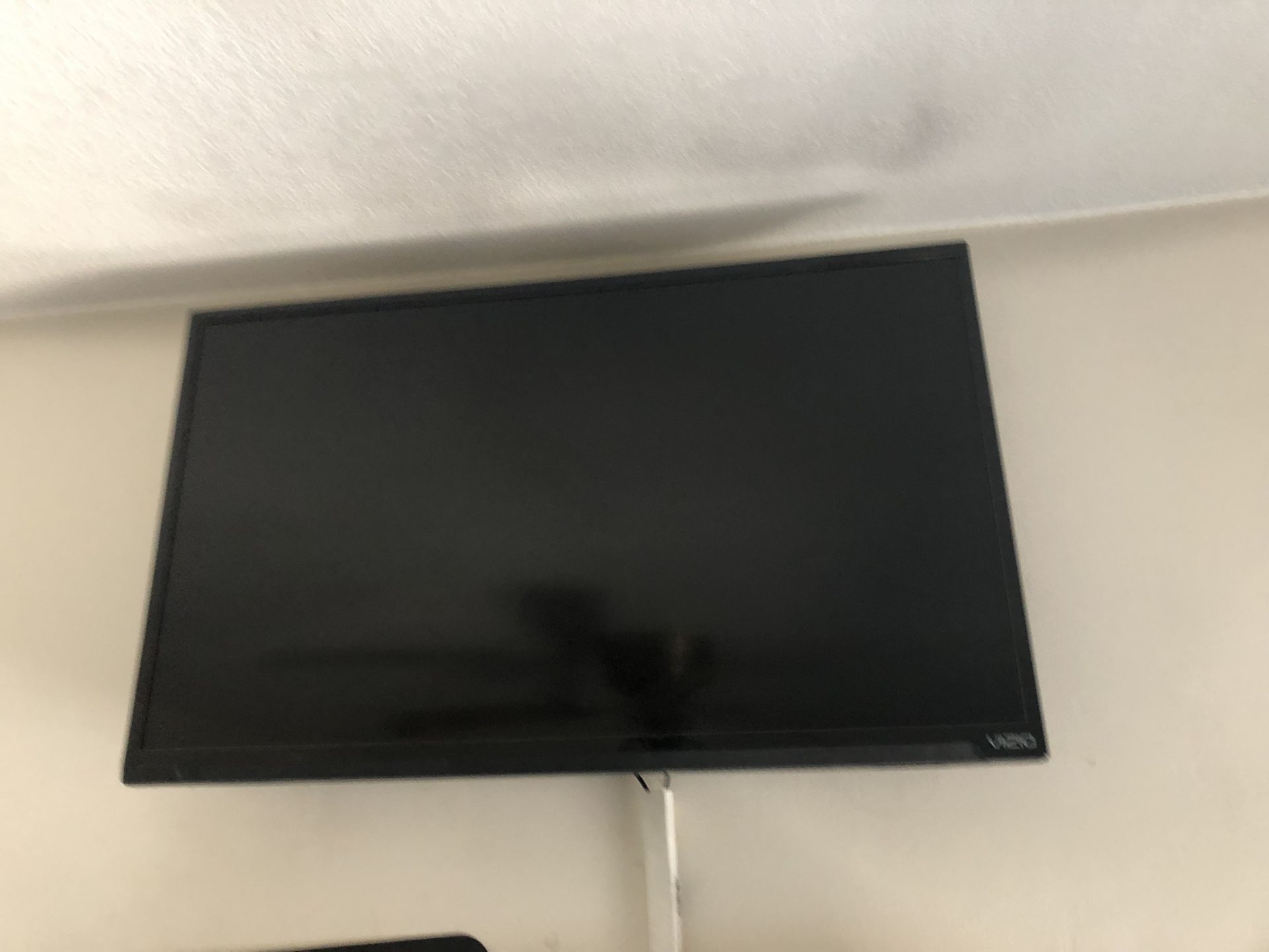 32” Vizio Tv With Wall Holderwith Chromecast (as Is ) & Antenna 
