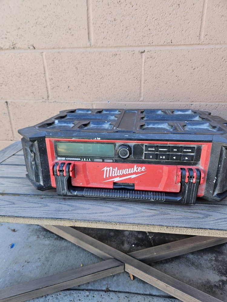 milwaukee v18 radio/bluetooth speaker 