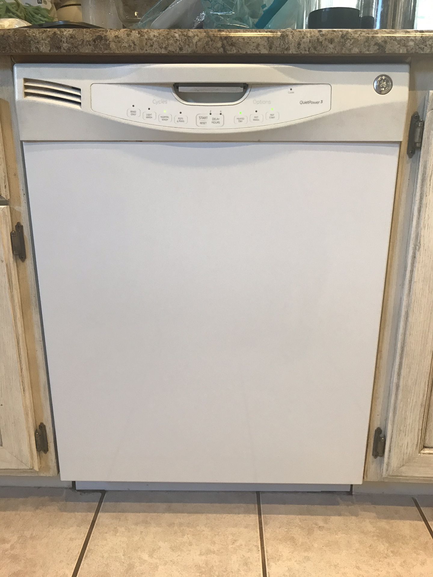GE Quietpower 3 Dishwasher in white color 50 - 52 decibels clean working condition