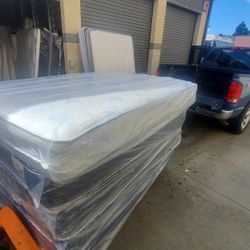 Queen Mattress With Boxpring 220