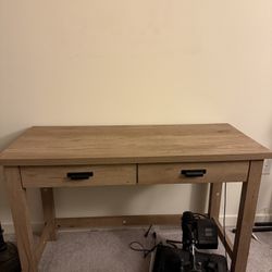 DESK WITH CHARGER PORT