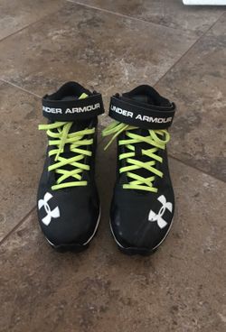 Under Armour Boys Football cleats 8.5