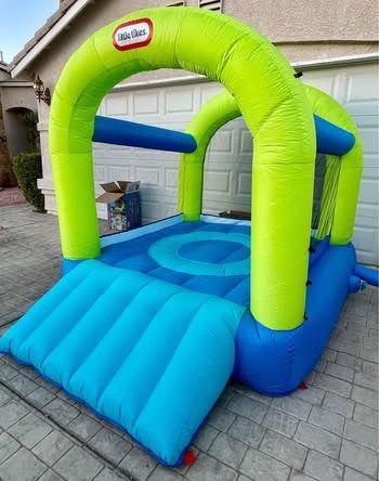 Little Tikes Splash 'n Spray Indoor/Outdoor 2-in-1 Inflatable Bouncer