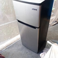 Magic Chef Refrigerator Mini