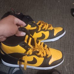 Nikes Yellow Shoes