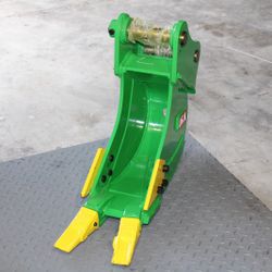 Mini Excavator Catterpillar CAT-303 Bucket GP 8-inch width. Without the Pins.